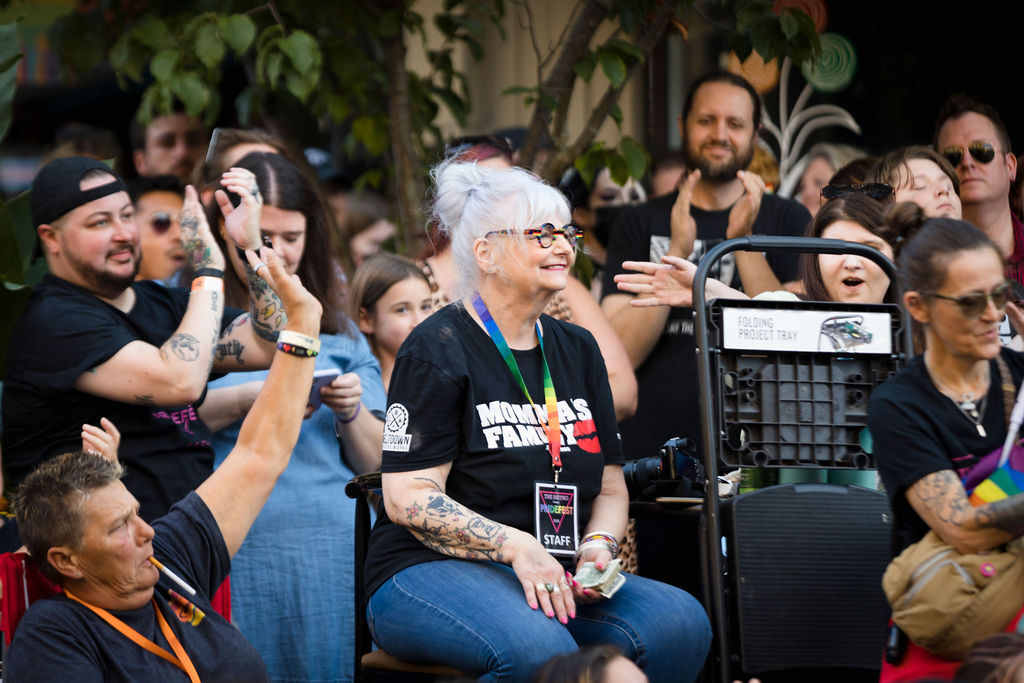 Ο Jan Lancaster, διοργανωτής Pride, απολαμβάνει την παράσταση